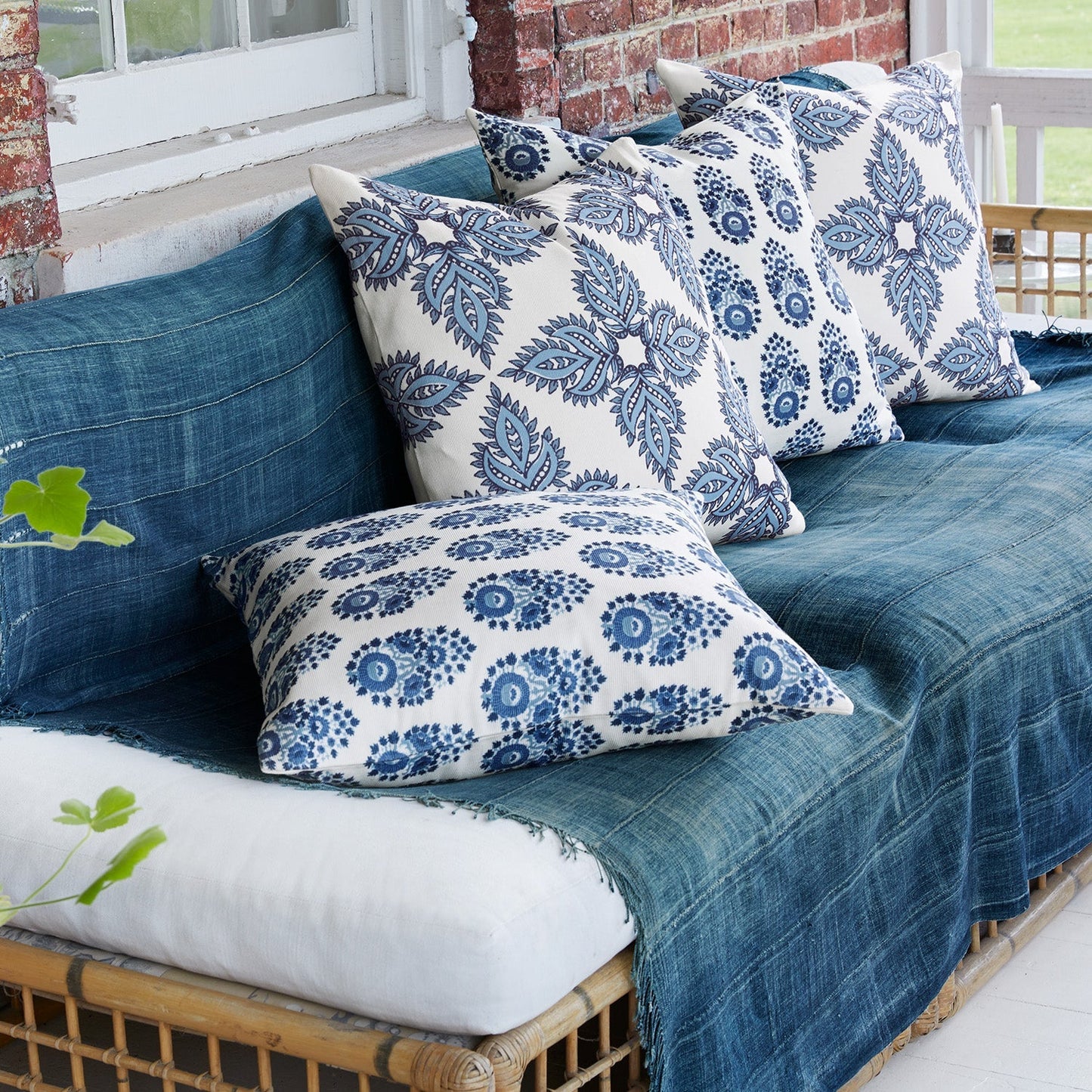 Coussin d'extérieur Adira Indigo par John Robshaw